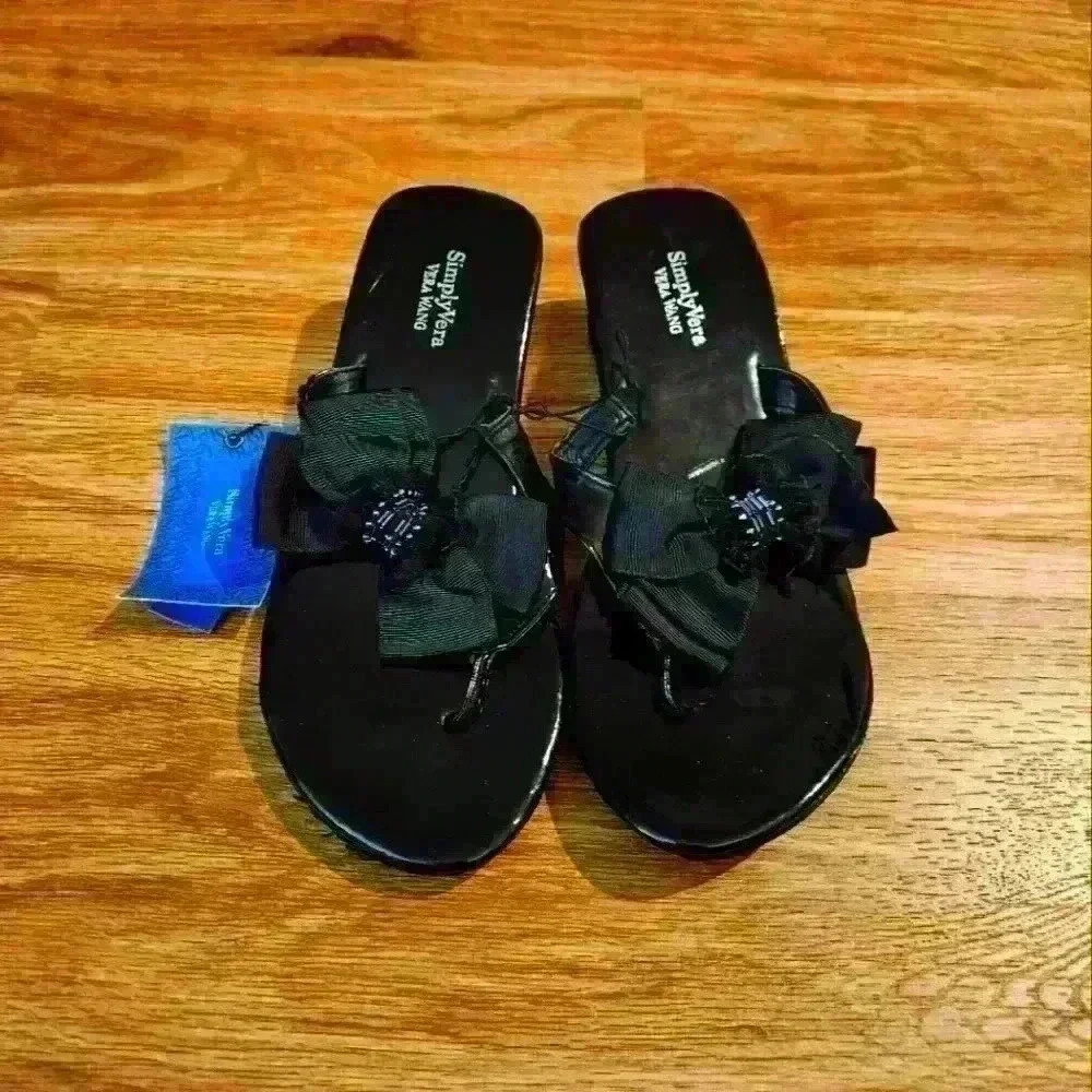 Simply Vera Vera Wang Black sandals with a bow. Slight wedge.  Size small 5-6